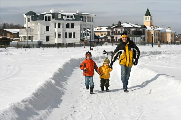 Ojciec z dziećmi na zimowy spacer — Zdjęcie stockowe