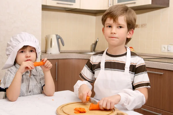 Niños con zanahorias —  Fotos de Stock