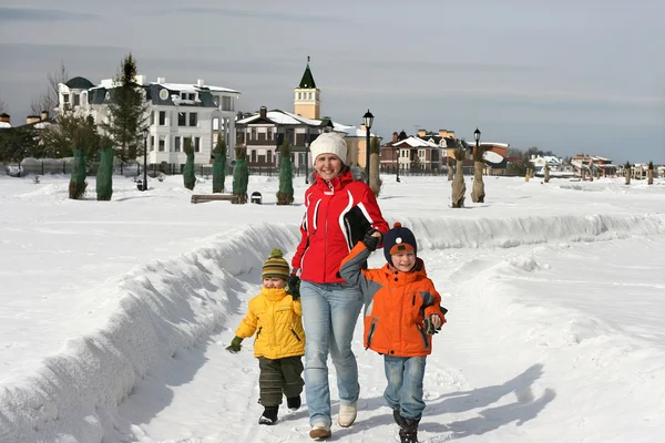 Mother with children running on winter trail — Stock Photo, Image