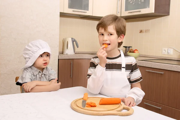 Мальчик пробует морковку — стоковое фото