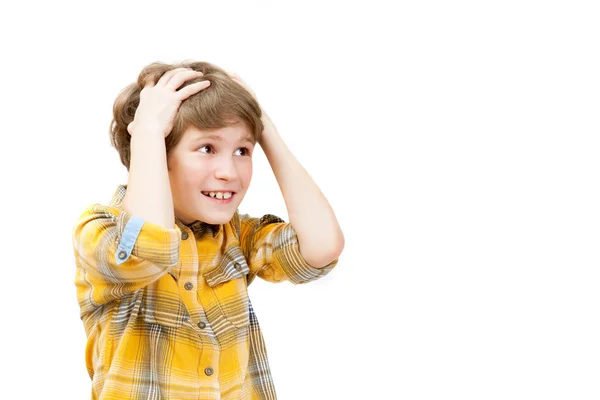 Schooljongen klauwen zijn hoofd — Stockfoto