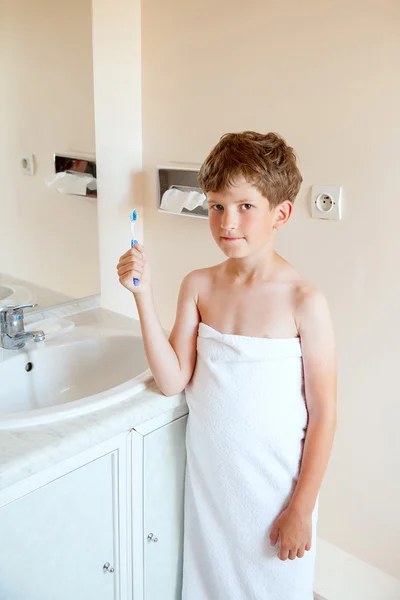 Boy tient brosse de nettoyage dentaire — Photo