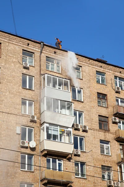 Men throw snow — Stock Photo, Image