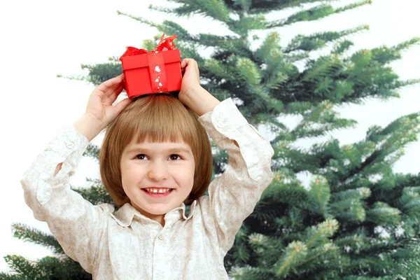 Jongen met cadeau — Stockfoto