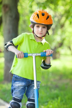 oğlan tekme scooter ile standları