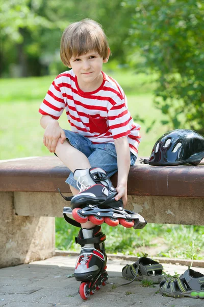 Child put on roller skates — Stock Photo, Image