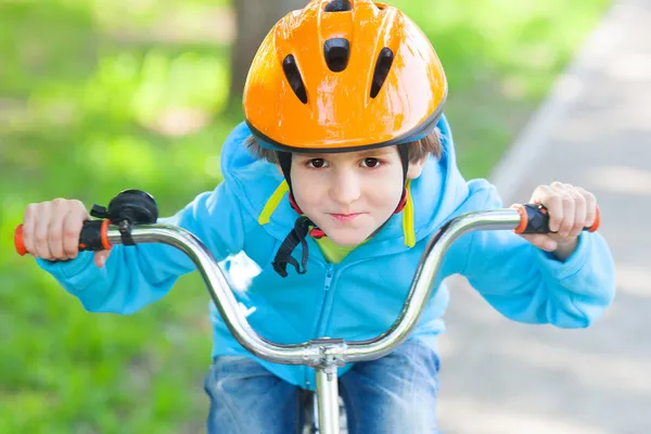 Malé chlapce jezdit cyklus — Stock fotografie