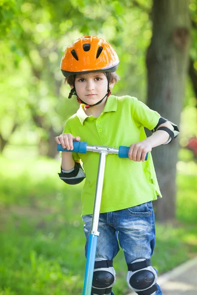 Oğlan tekme scooter ile — Stok fotoğraf