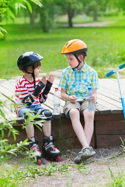 Dwóch chłopców z rolki i skuter — Zdjęcie stockowe
