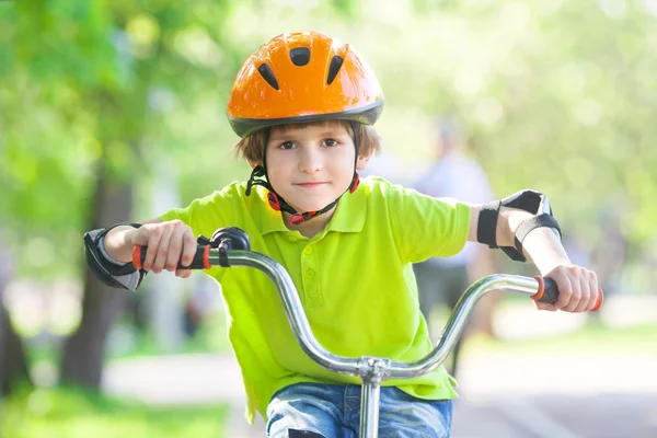 เด็กชายบนจักรยาน — ภาพถ่ายสต็อก