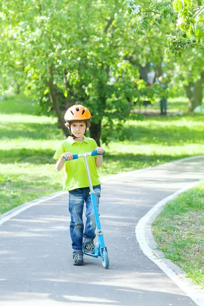 Jongen scooter — Stockfoto