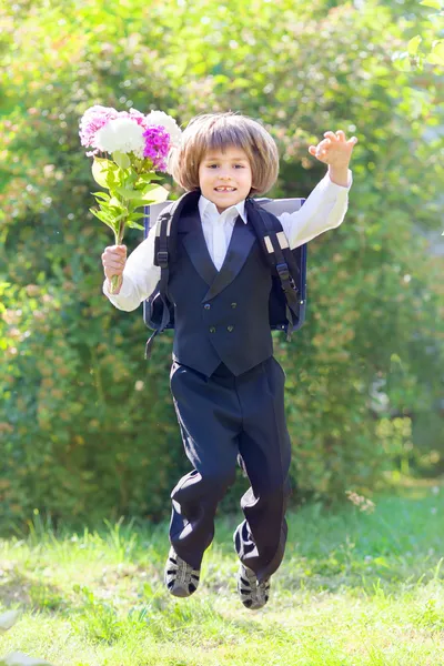 花束と少年 — ストック写真