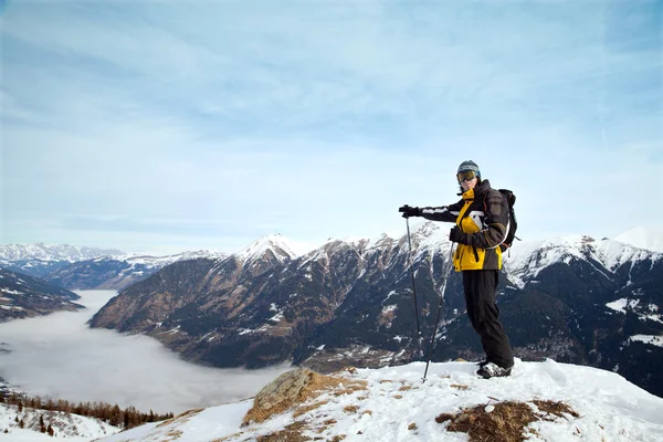 L'uomo nelle Alpi — Foto Stock