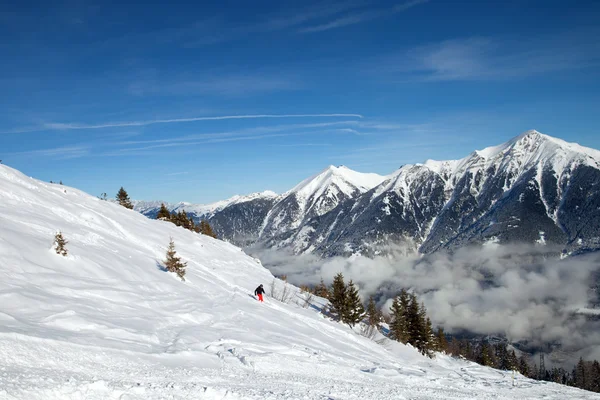 Skier on snowy slope — Stock Photo, Image