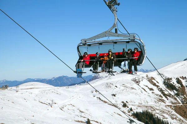 Elevador de cadeira com esquiadores — Fotografia de Stock