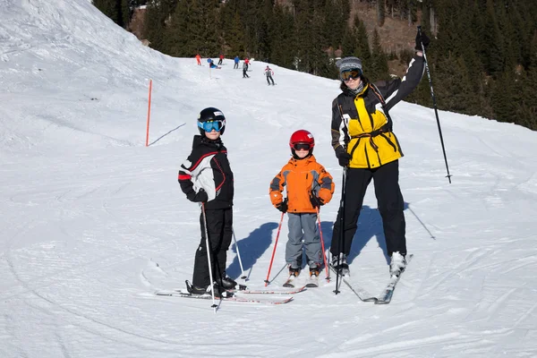 Семья на лыжном маршруте — стоковое фото