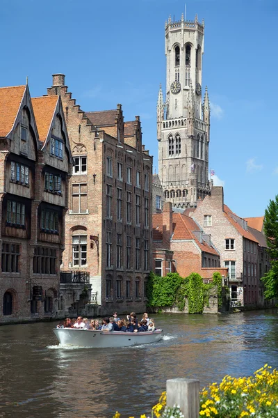 Barco con turistas en el canal — Foto de Stock