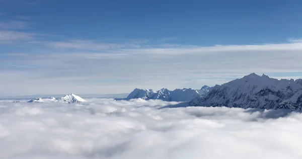 Montanhas cumes sobre nuvens, Alemanha — Fotografia de Stock