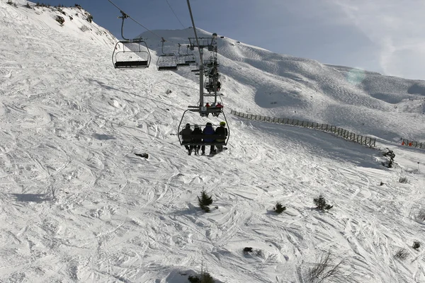 アルプスでスキー場のリフトを 4 つの座席 — ストック写真