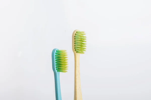 Duas escovas de dentes, de perto, isoladas em branco. — Fotografia de Stock