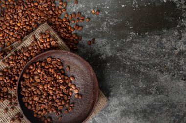 Eski bir tavada kavrulmuş kahve çekirdekleri. Boşluğu kopyala