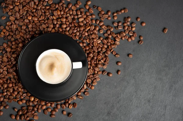 Uma xícara perfumada de café Cappuccino em um fundo de madeira preta. Vista superior. Espaço de cópia . — Fotografia de Stock
