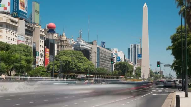 Argentina Buenos Aires con hito Obelisco con tráfico en hora punta time lapse — Vídeo de stock