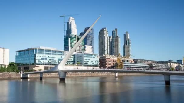 Argentina Buenos Aires Puerto Madero dengan jembatan terkenal "Puente de la mujer  " — Stok Video