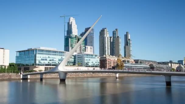 Argentína Buenos Aires Puerto Madero a híres hídon "Puente de La mujer " — Stock videók