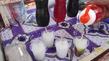 Geleneksel el yapımı ezilmiş buzlu renkli dondurma..