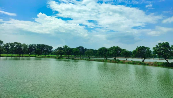 라데의 연못에 아름다운 — 스톡 사진