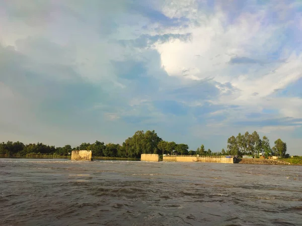 Brzegu Rzeki Błękitnym Niebem Chmurą — Zdjęcie stockowe