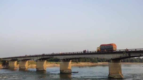 Brücke Über Den Fluss Gegen Den Himmel Luftaufnahme Nachmittag — Stockvideo