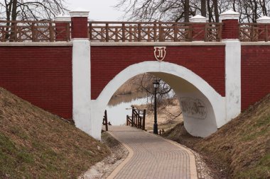 Baş Tuğla yaya köprüsü