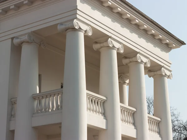 Klasik dört sütun iyonik portico
