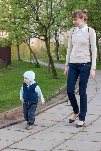 Mother with son for a walk — Stock Photo, Image