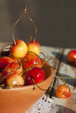 limonata ve güneş ışığında kiraz