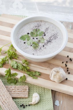 kremalı mantar çorbası sarımsak ve yeşillikleri eşliğinde