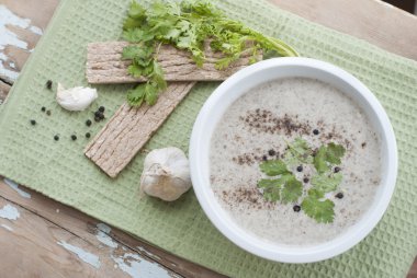 kremalı mantar çorbası sarımsak ve yeşillikleri eşliğinde