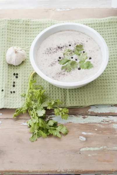 Kremalı mantar çorbası sarımsak ve yeşillikleri eşliğinde — Stok fotoğraf