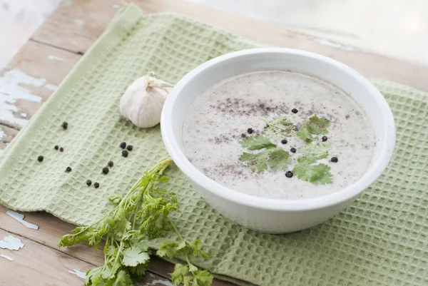 Mushroom cream soup served with garlic and greens — Stock Photo, Image