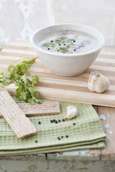 Mushroom cream soup served with garlic and greens — Stock Photo, Image