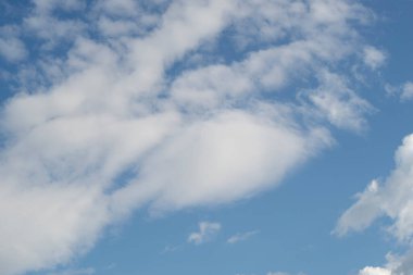 beyaz barışçıl gökyüzü, beyaz sirrus bulutları, güzel güneşli gökyüzü, mavi gökyüzü, sarı fener, minimalizm, bina, inşaat