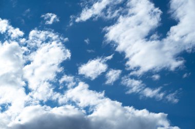 beyaz barışçıl gökyüzü, beyaz sirrus bulutları, güzel güneşli gökyüzü, mavi gökyüzü, sarı fener, minimalizm, bina, inşaat