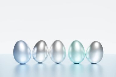 Gökyüzünde 3D gümüş ve pastel mavi paskalya yumurtaları.