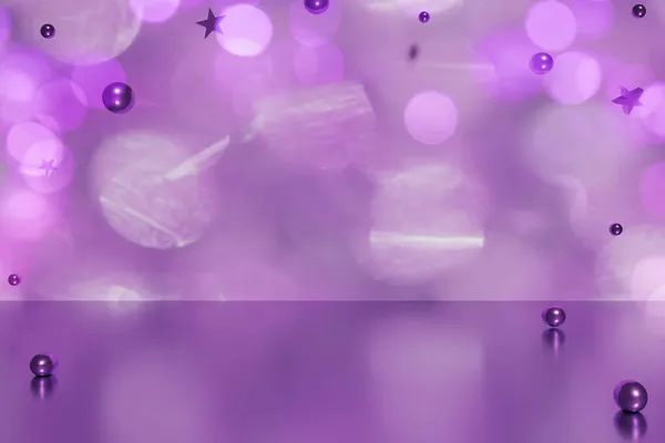 3D рендеринг полета фиолетовых рождественских шаров и звезд на фиолетовом фоне боке — стоковое фото