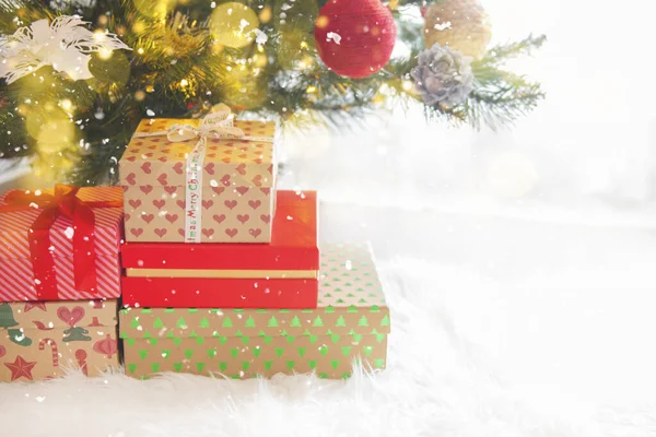 Front view of christmas presents under a christmas tree with bokeh lights — Stock Photo, Image