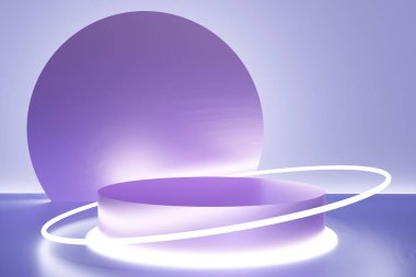 Mor zemin üzerinde 3D menekşe podyum renginde, neon ışıkları açık.