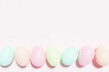 Mercan zemin üzerinde pastel renkli yumurtaların 3 boyutlu görüntüsü