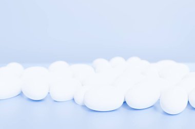 Mavi arka planda projeniz için 3D beyaz hap hazırlama